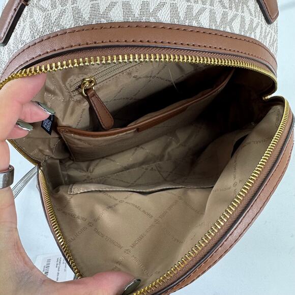 Michael Kors Outlet Sheila Medium Logo Backpack in Vanilla - Picture 6 of 6